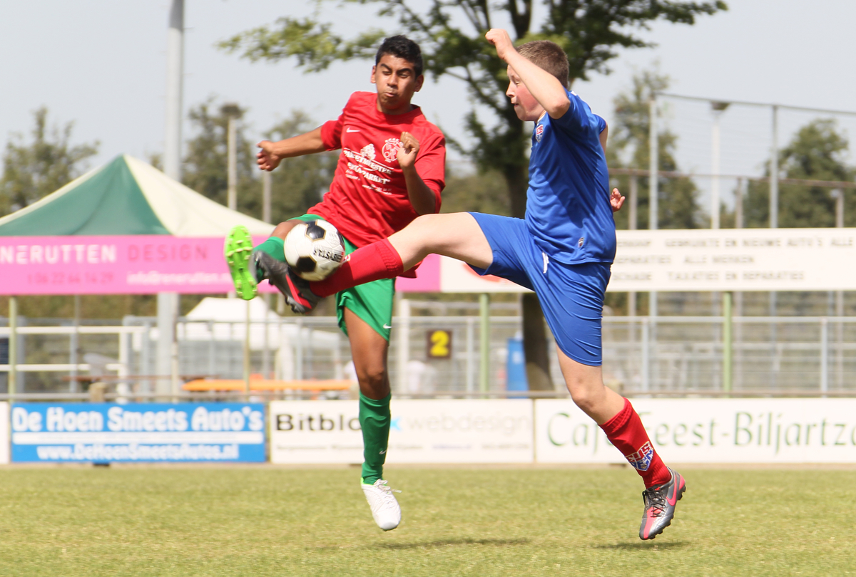 Twee jongens die strijden om de bal bij een voetbalwedstrijd